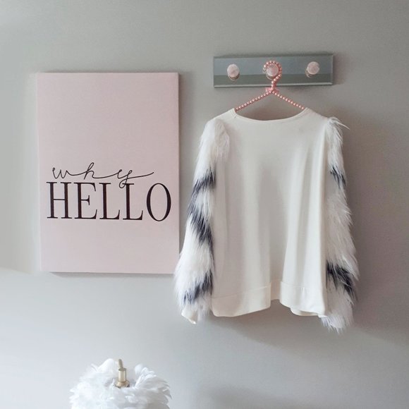 EUC Zara white & black faux fur accent sleeves sweatshirt - Picture 4 of 4